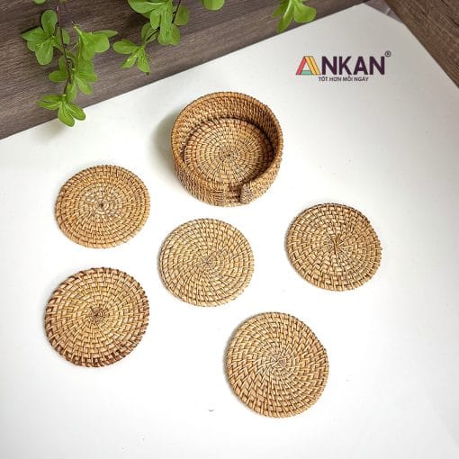 Bộ Lót Ly Mây Tre Đan 6 Miếng Kèm Khay Đựng 9 Bộ lót ly mây tre ANKAN gồm 6 miếng kèm khay, thiết kế vintage đẹp mắt, bảo vệ mặt bàn, thân thiện môi trường và bền đẹp.