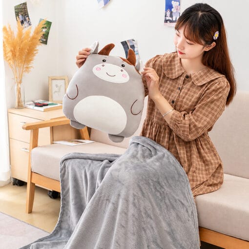 Bộ chăn gối 3 trong 1 hình bò xám - ảnh 4