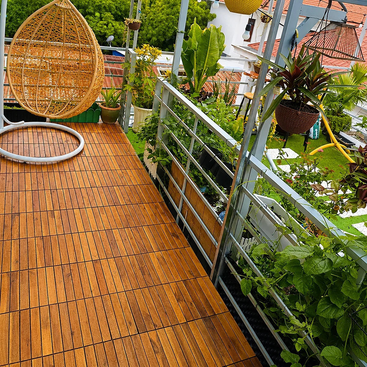 Góc ban công lát vỉ gỗ, ghế treo và cây xanh