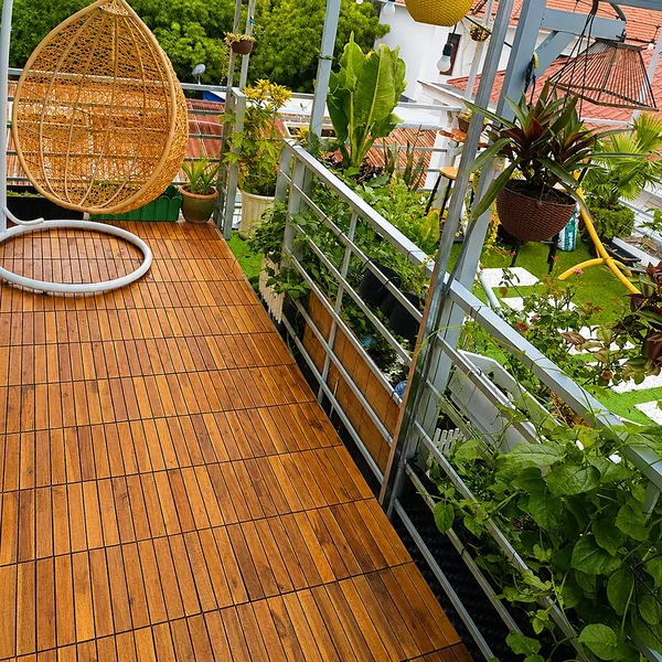 Cách vệ sinh ban công lát vỉ gỗ: chăm cả mặt sàn lẫn phần nền bên dưới