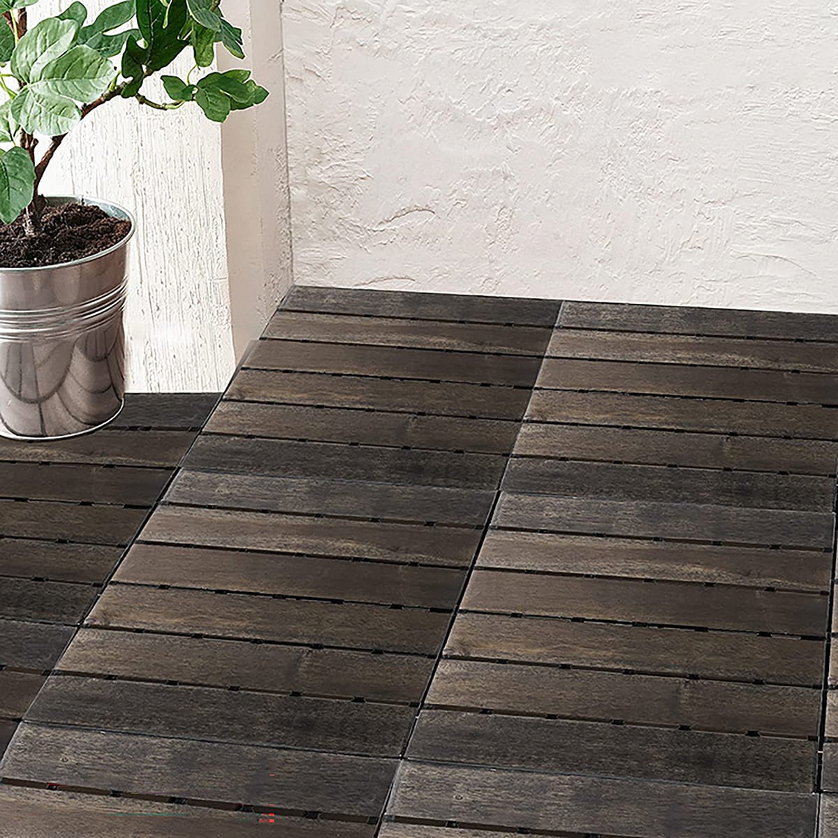 Vỉ gỗ tự nhiên 6 nan màu xám đen cạnh chậu cây