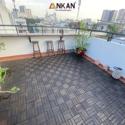 Sàn gỗ ANKAN đã lắp tại ban công với logo mới Tốt hơn mỗi ngày