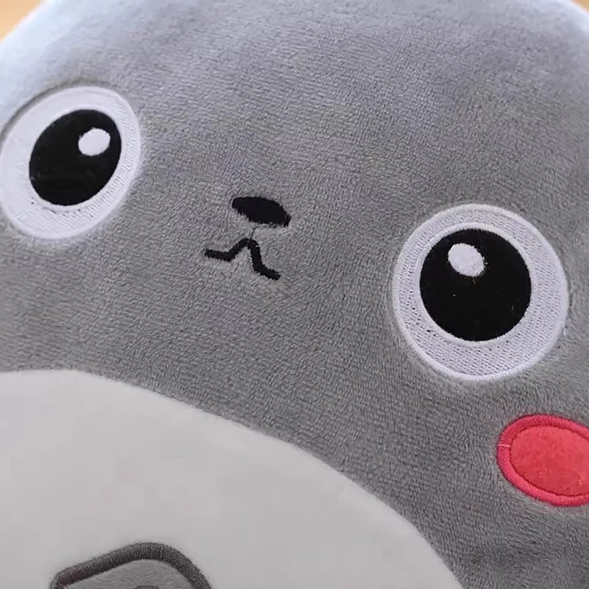 Bộ Chăn Gối Văn Phòng Hình Thú TOTORO Màu Xám 3 Cận cảnh gương mặt gối Totoro màu xám