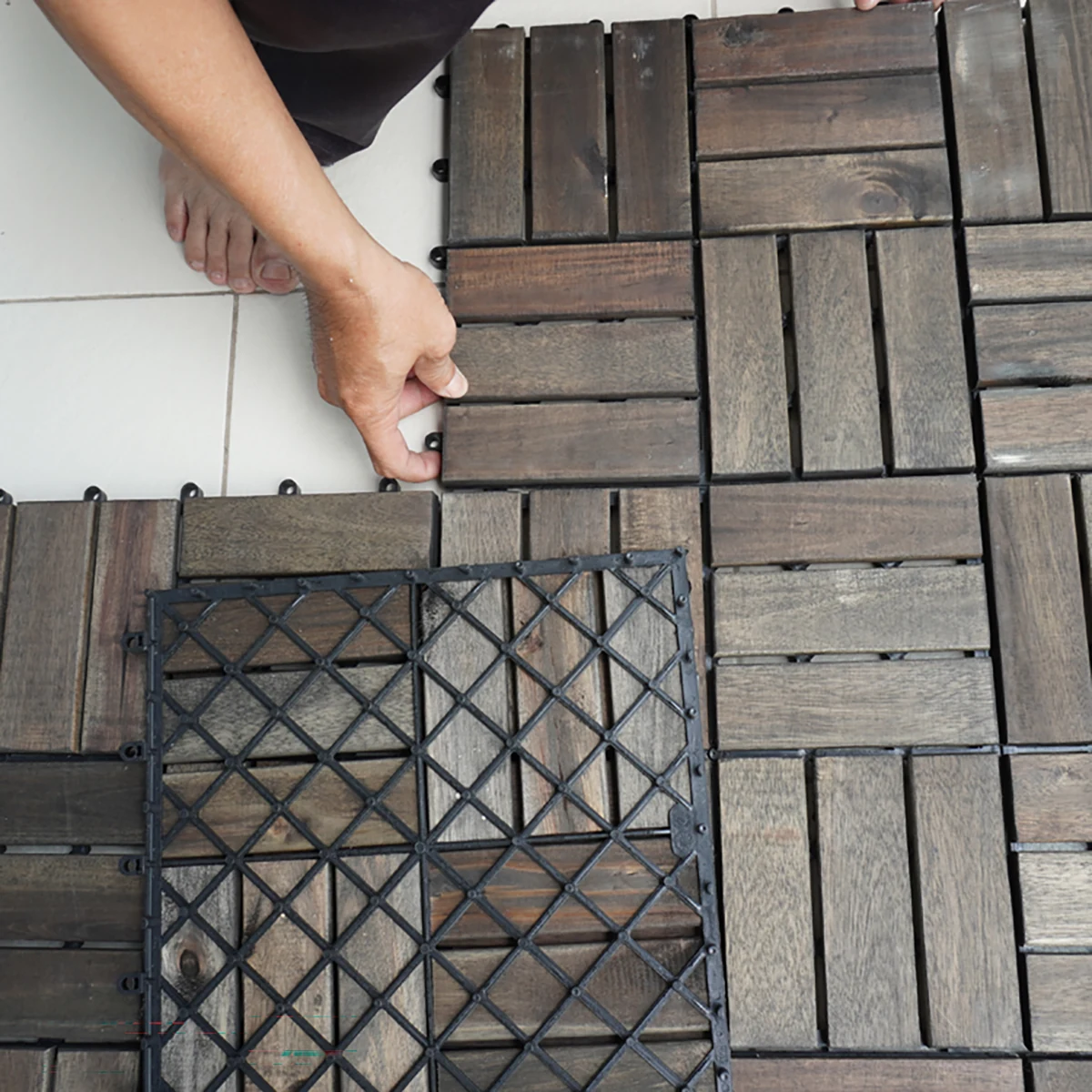 Thao tác ghép từng vỉ gỗ trên nền gạch