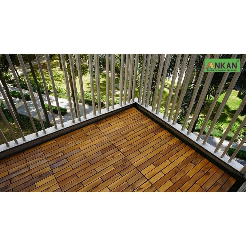 Hình ảnh ban công được lót bằng vỉ gỗ lót sàn loại 60cm x 30cm