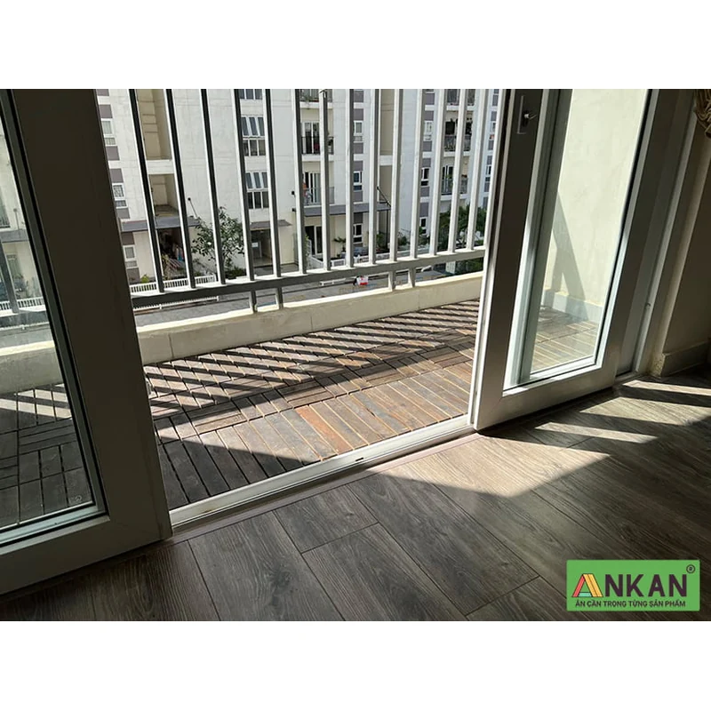Vỉ gỗ lót sàn màu đen được trang trí ở một ban công ở thành phố Hồ Chí Minh