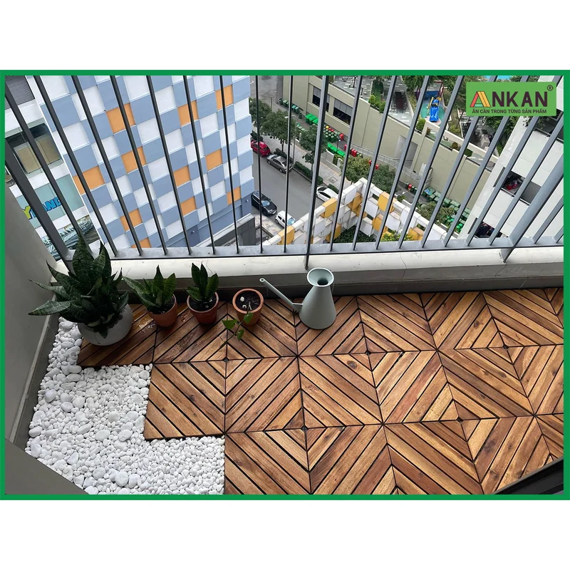 Ban công được trang trí bằng vỉ gỗ lót sàn 8 thanh xéo