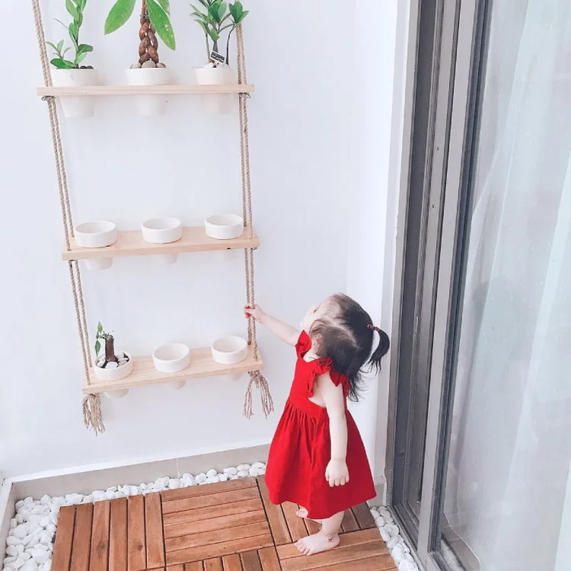 Dùng vỉ gỗ lót sàn cho ban công cần được chọn và kiểm tra phù hợp khi trẻ nhỏ sử dụng