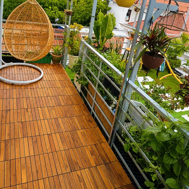 Vỉ gỗ 6 nan màu vàng: mẫu lót ban công tôi thích nhất