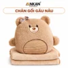 Chăn Gối Văn Phòng 3 Trong 1 Gấu Nâu ANKAN trên nền trắng, logo ANKAN và tên mẫu trong khung bo tròn