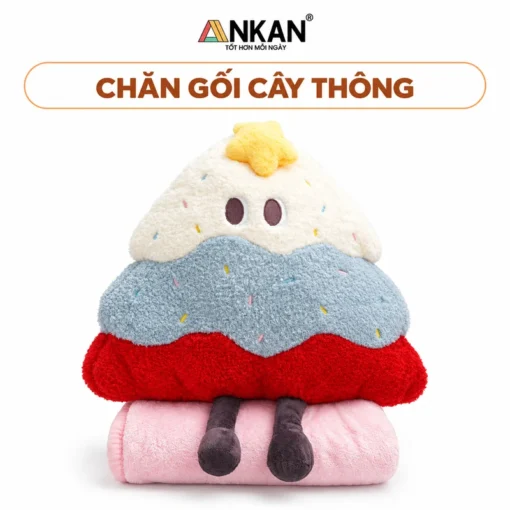 Gối Chăn Cây Thông ANKAN 3 Trong 1 – Cây Thông May Mắn trên nền trắng, logo ANKAN và tên mẫu trong khung bo tròn