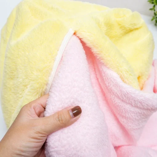 Cận cảnh gối vàng và chăn màu hồng - gối mền ANKAN CGGCV