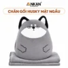 Chăn Gối Công Sở 3 Trong 1 Kiểu Chó Husky Mặt Ngầu trên nền trắng, logo ANKAN và tên mẫu trong khung bo tròn