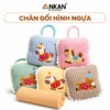 Bộ Chăn Gối Văn Phòng Hình Ngựa ANKAN 3 Trong 1, 5 Màu 23 Bộ Chăn Gối Văn Phòng Hình Ngựa ANKAN 3 Trong 1, 5 Màu trên nền trắng, logo ANKAN và tên mẫu trong khung bo tròn