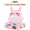 Chăn Gối Văn Phòng Totoro Hồng ANKAN 3 Trong 1 22 Chăn Gối Văn Phòng Totoro Hồng ANKAN 3 Trong 1 trên nền trắng, logo ANKAN và tên mẫu trong khung bo tròn
