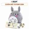 Bộ Chăn Gối Văn Phòng Hình Thú TOTORO Màu Xám trên nền trắng, logo ANKAN và tên mẫu trong khung bo tròn