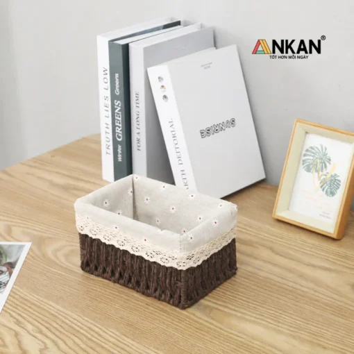 Giỏ Nâu Lót Vải Hoa Cúc ANKAN 17 Giỏ lót vải cúc đặt trên bàn
