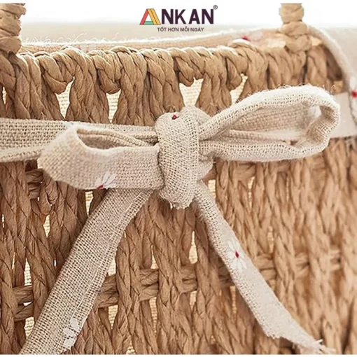 Chi tiết lớp lót và nơ giỏ tròn